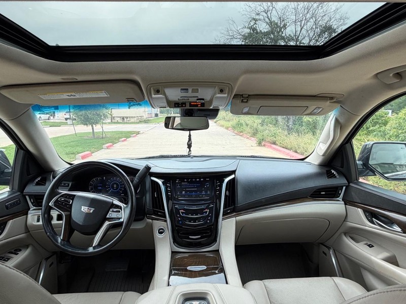 Cadillac Escalade ESV Vehicle Full-screen Gallery Image 21