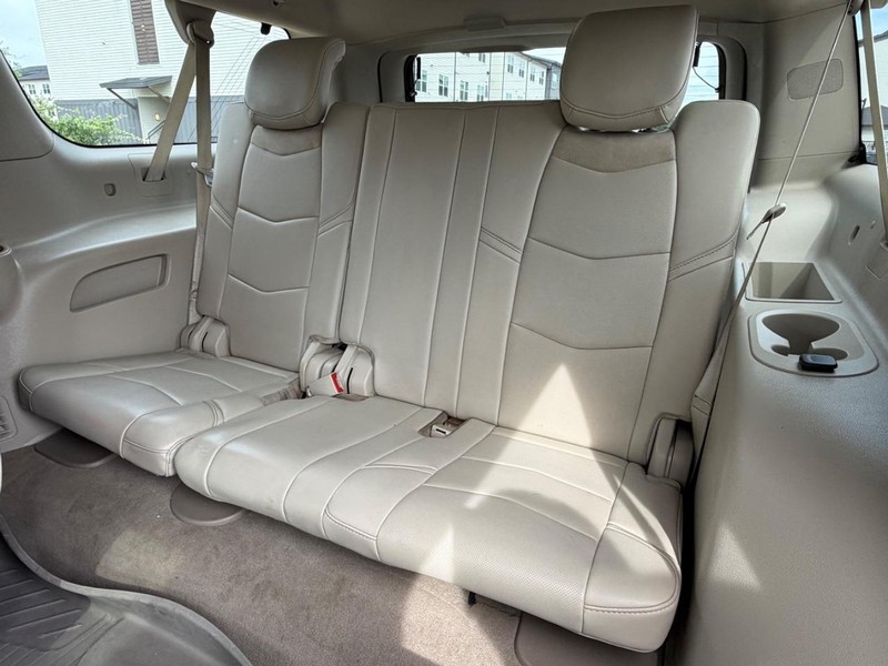 Cadillac Escalade ESV Vehicle Full-screen Gallery Image 22