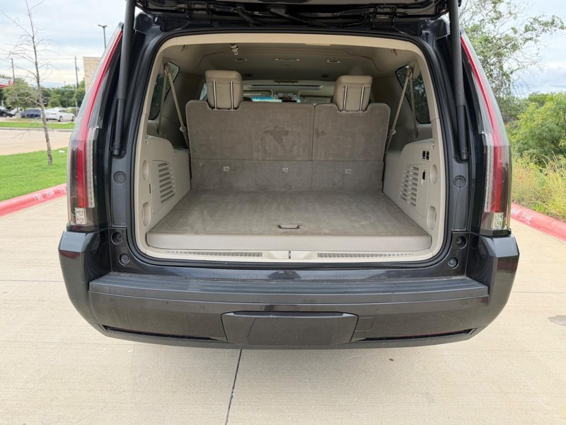 Cadillac Escalade ESV Vehicle Full-screen Gallery Image 23