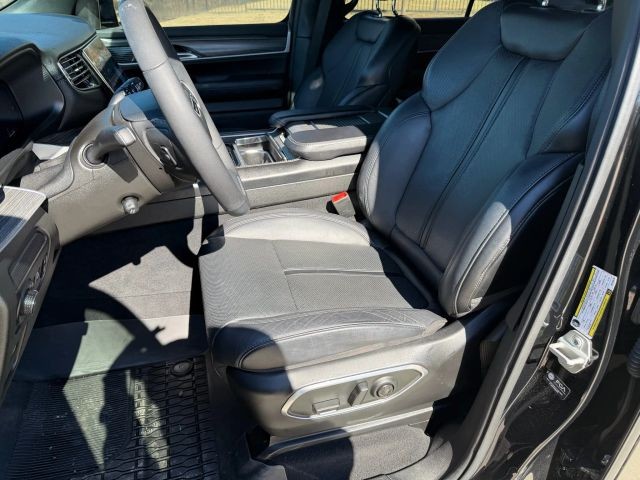 Jeep Wagoneer Vehicle Full-screen Gallery Image 12