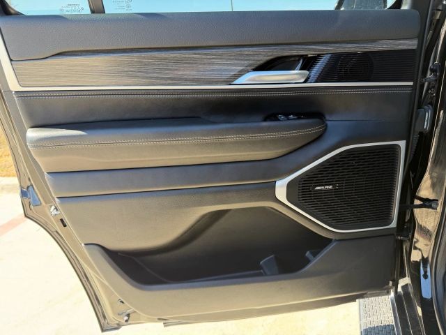 Jeep Wagoneer Vehicle Full-screen Gallery Image 15