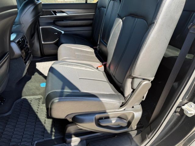 Jeep Wagoneer Vehicle Full-screen Gallery Image 17