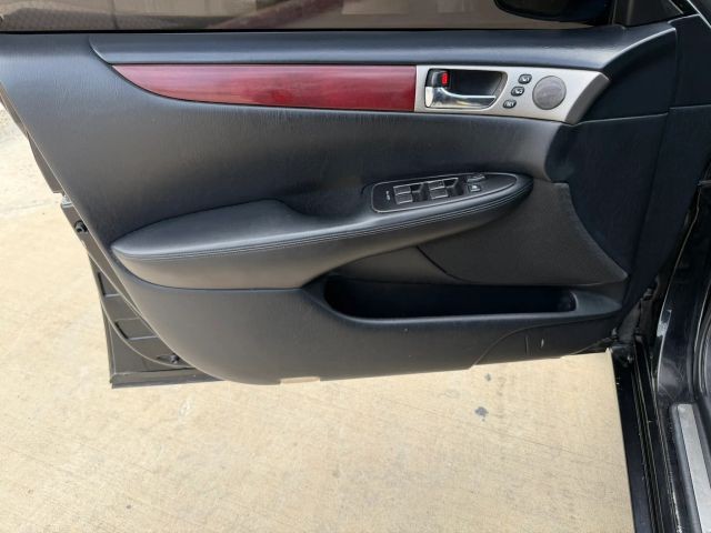 Lexus ES 330 Vehicle Full-screen Gallery Image 10