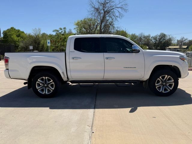 Toyota Tacoma Vehicle Full-screen Gallery Image 07