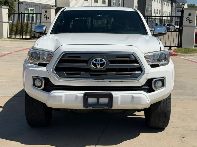 Toyota Tacoma Vehicle Full-screen Gallery Image 09