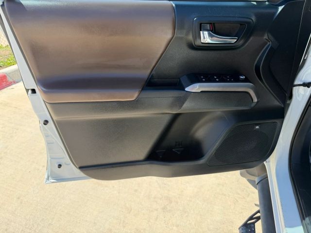 Toyota Tacoma Vehicle Full-screen Gallery Image 10