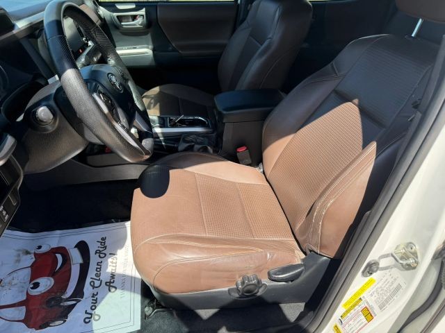 Toyota Tacoma Vehicle Full-screen Gallery Image 12