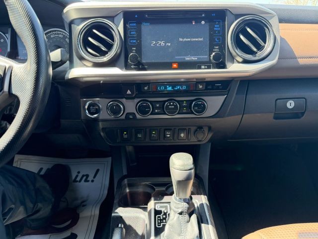 Toyota Tacoma Vehicle Full-screen Gallery Image 14