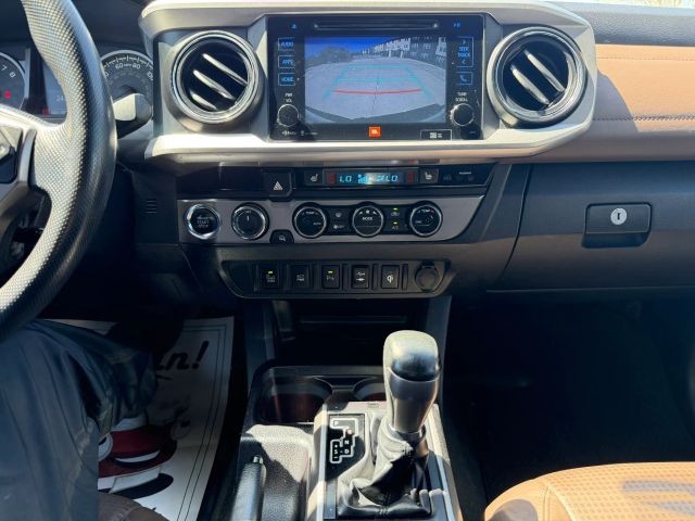 Toyota Tacoma Vehicle Full-screen Gallery Image 15