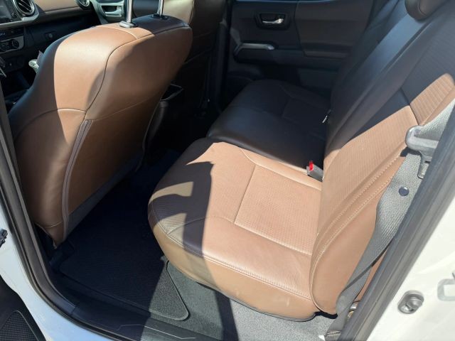 Toyota Tacoma Vehicle Full-screen Gallery Image 17