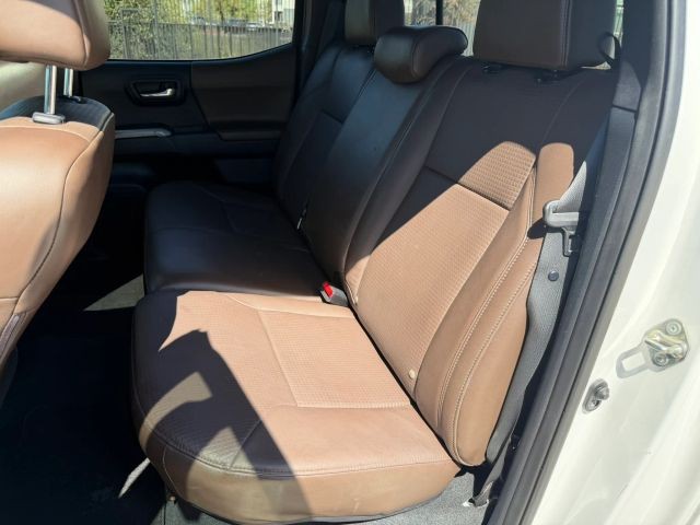 Toyota Tacoma Vehicle Full-screen Gallery Image 18