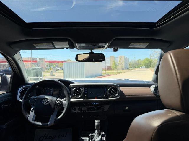 Toyota Tacoma Vehicle Full-screen Gallery Image 20