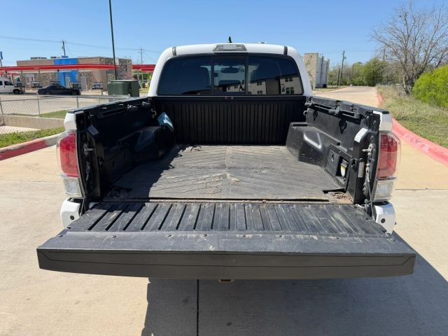 Toyota Tacoma Vehicle Full-screen Gallery Image 21