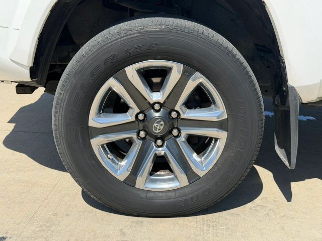 Toyota Tacoma Vehicle Full-screen Gallery Image 22