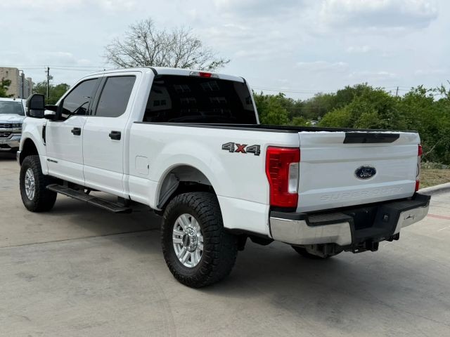 Ford Super Duty F-250 SRW Vehicle Full-screen Gallery Image 04