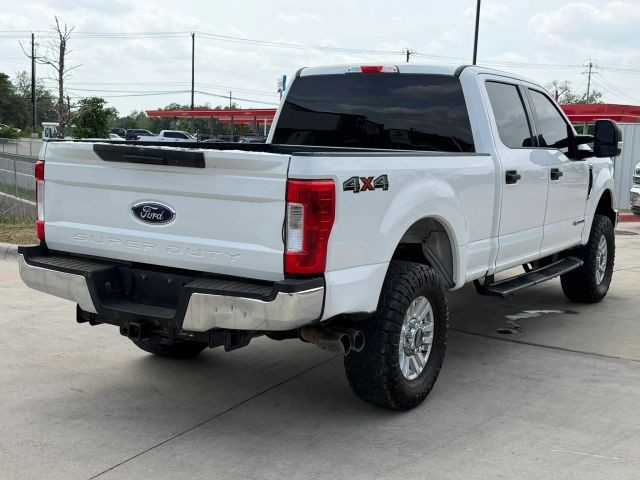 Ford Super Duty F-250 SRW Vehicle Full-screen Gallery Image 06