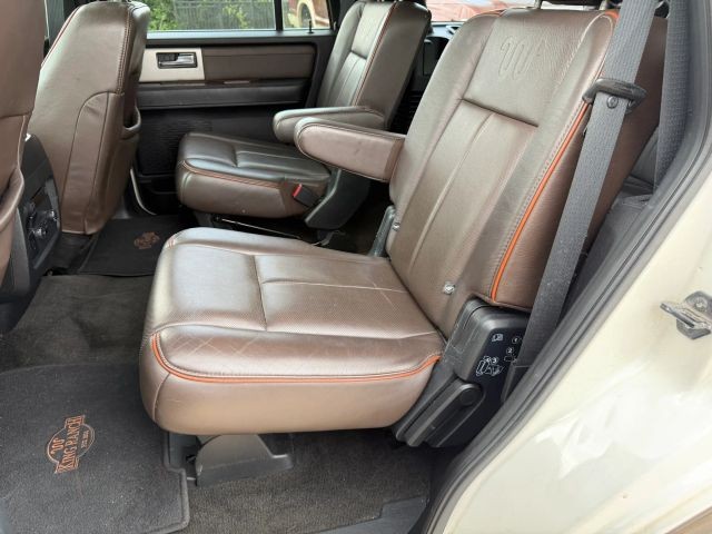 Ford Expedition Vehicle Full-screen Gallery Image 18