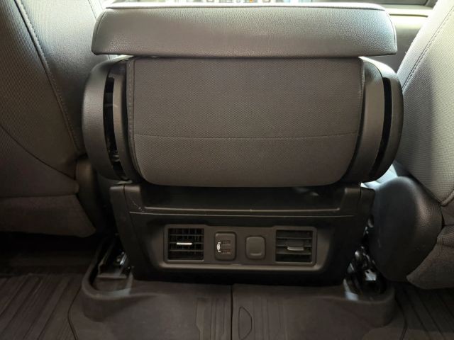 GMC Sierra 150 Vehicle Full-screen Gallery Image 19