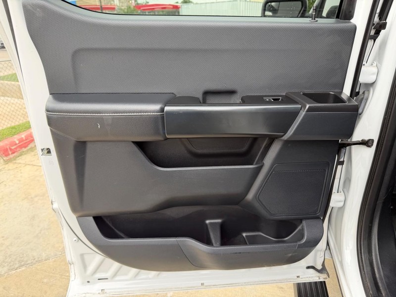Ford F-150 Vehicle Full-screen Gallery Image 16