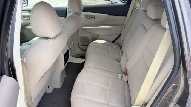 Nissan Murano Vehicle Full-screen Gallery Image 05