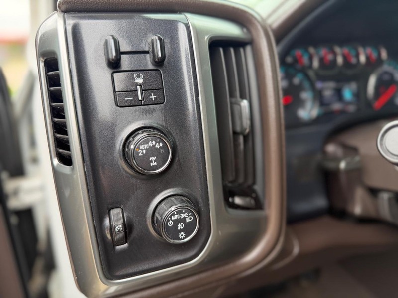 Chevrolet Silverado 1500 Vehicle Full-screen Gallery Image 21