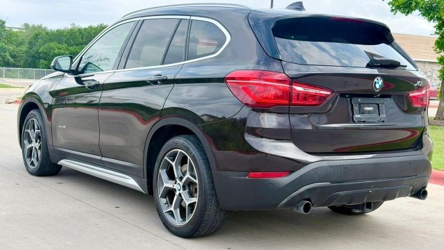 BMW X1 Vehicle Full-screen Gallery Image 03