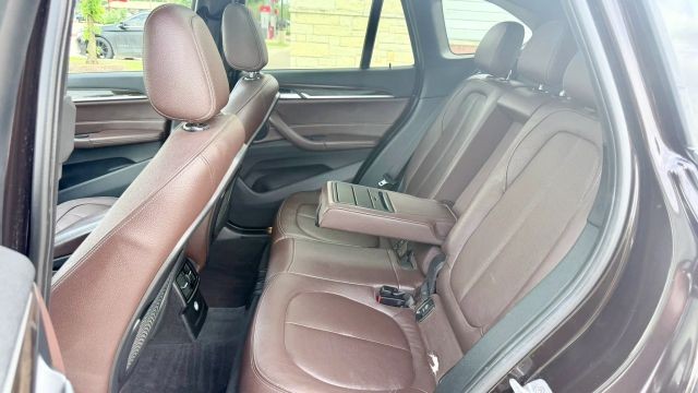 BMW X1 Vehicle Full-screen Gallery Image 10