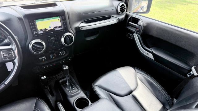 Jeep Wrangler Unlimited Vehicle Full-screen Gallery Image 09