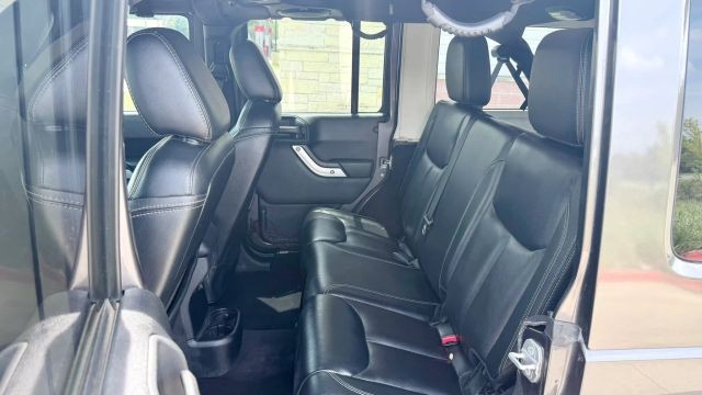 Jeep Wrangler Unlimited Vehicle Full-screen Gallery Image 10