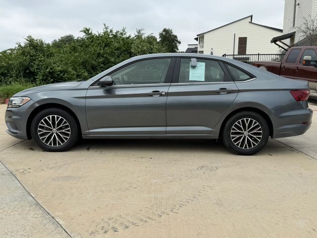 Volkswagen Jetta Vehicle Full-screen Gallery Image 03