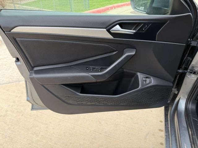 Volkswagen Jetta Vehicle Full-screen Gallery Image 10
