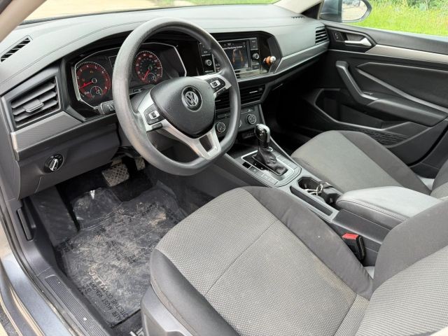 Volkswagen Jetta Vehicle Full-screen Gallery Image 11