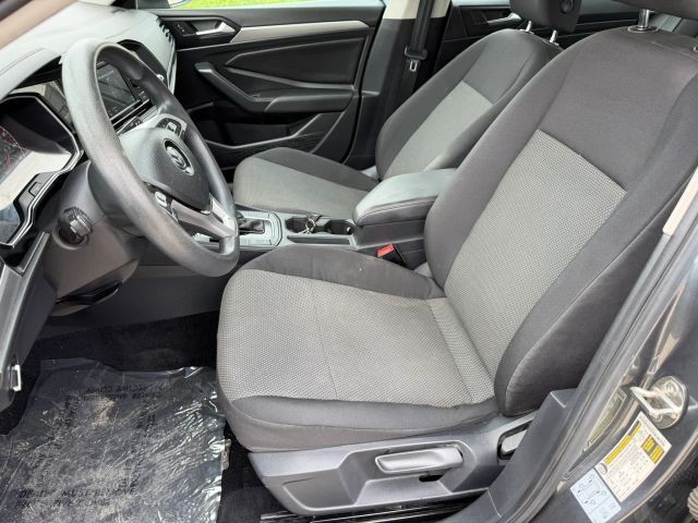 Volkswagen Jetta Vehicle Full-screen Gallery Image 12