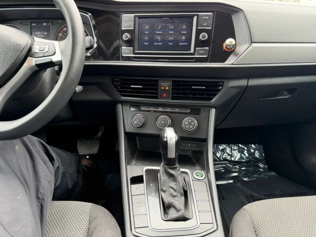 Volkswagen Jetta Vehicle Full-screen Gallery Image 14