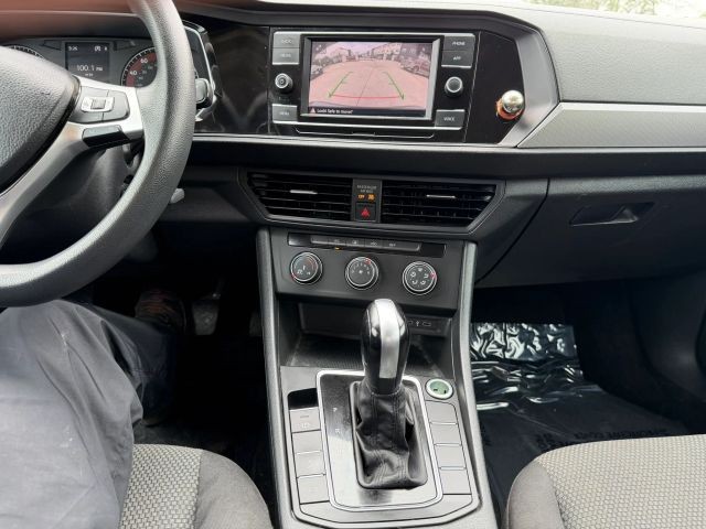 Volkswagen Jetta Vehicle Full-screen Gallery Image 15