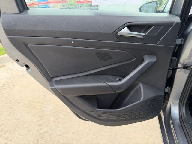 Volkswagen Jetta Vehicle Full-screen Gallery Image 16