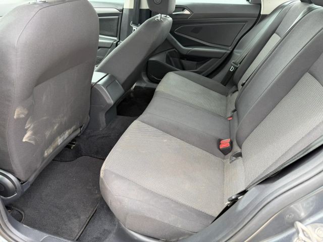 Volkswagen Jetta Vehicle Full-screen Gallery Image 17