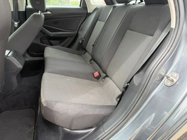 Volkswagen Jetta Vehicle Full-screen Gallery Image 18