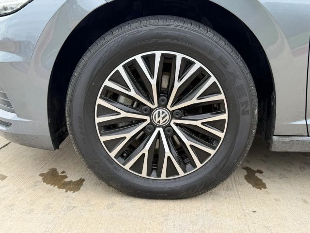 Volkswagen Jetta Vehicle Full-screen Gallery Image 21
