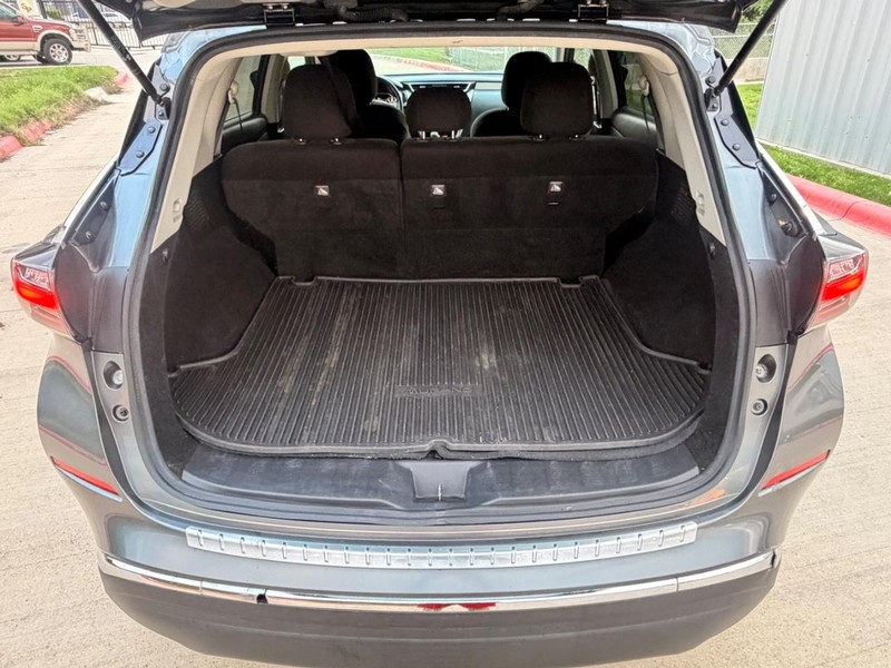 Nissan Murano Vehicle Full-screen Gallery Image 12