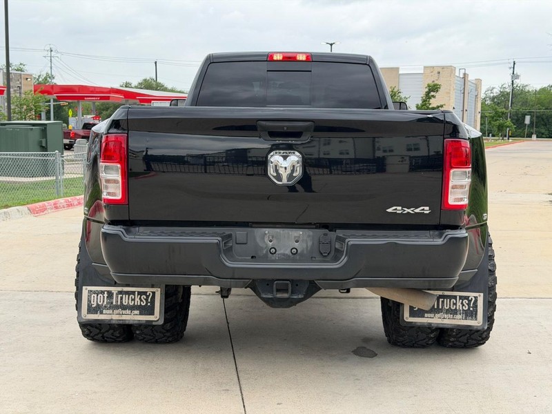 Ram 3500 Vehicle Full-screen Gallery Image 05