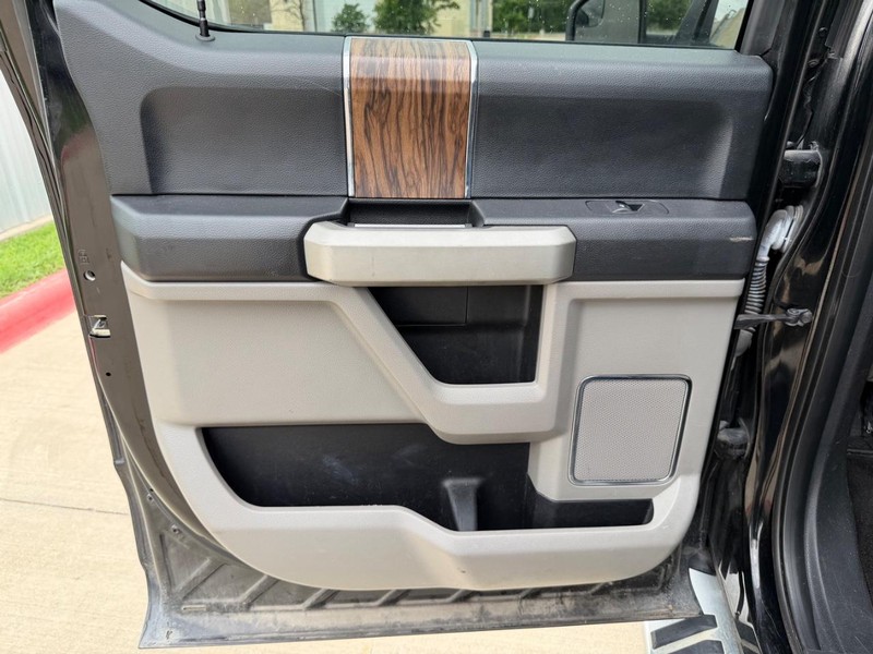 Ford F-150 Vehicle Full-screen Gallery Image 16