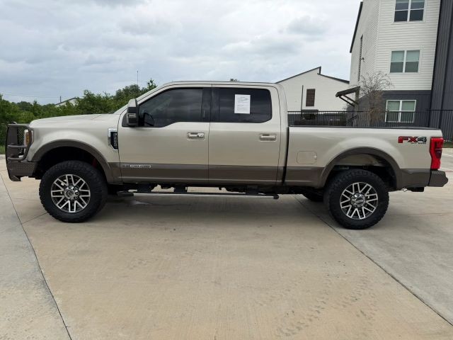 Ford Super Duty F-250 SRW Vehicle Full-screen Gallery Image 03