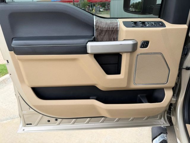 Ford Super Duty F-250 SRW Vehicle Full-screen Gallery Image 10