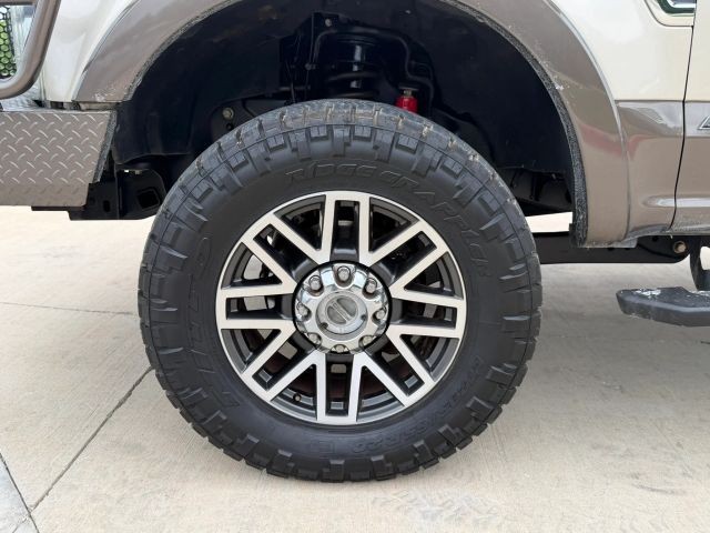 Ford Super Duty F-250 SRW Vehicle Full-screen Gallery Image 23