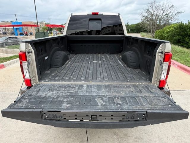 Ford Super Duty F-250 SRW Vehicle Full-screen Gallery Image 24