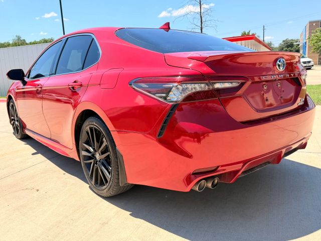 Toyota Camry Hybrid Vehicle Full-screen Gallery Image 04