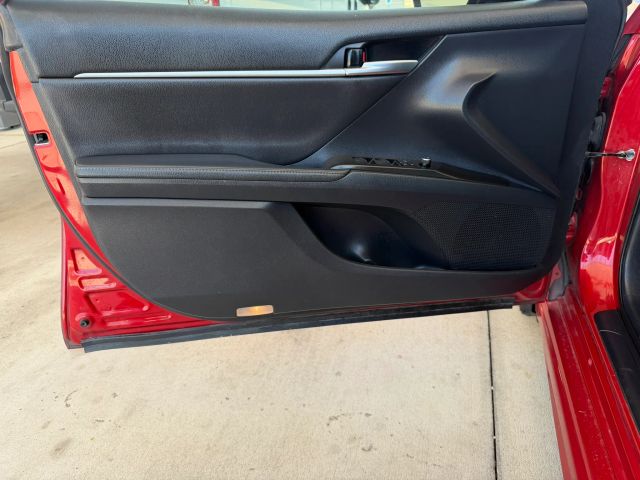 Toyota Camry Hybrid Vehicle Full-screen Gallery Image 10