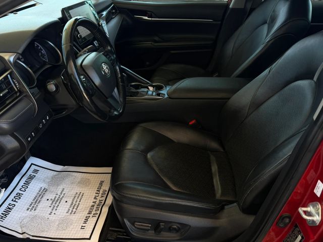 Toyota Camry Hybrid Vehicle Full-screen Gallery Image 12