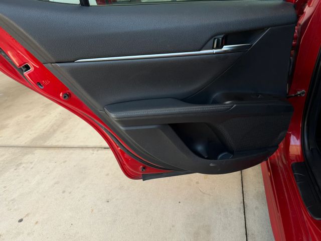 Toyota Camry Hybrid Vehicle Full-screen Gallery Image 13